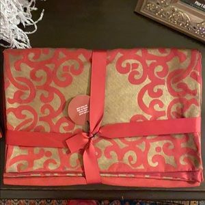 NWT PIER 1 EXCLUSIVE HOLIDAY SCROLL TABLE RUNNER ⭐️⭐️⭐️⭐️⭐️